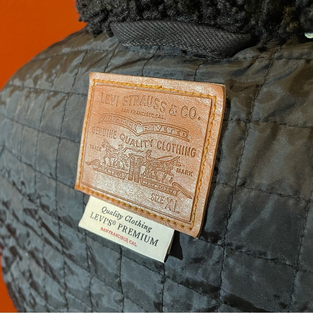 Levi’s Women’s Big E Faded Black Full Zip Boxy Bubble‎ Sherpa Trucker Jacket - Picture 3 of 7